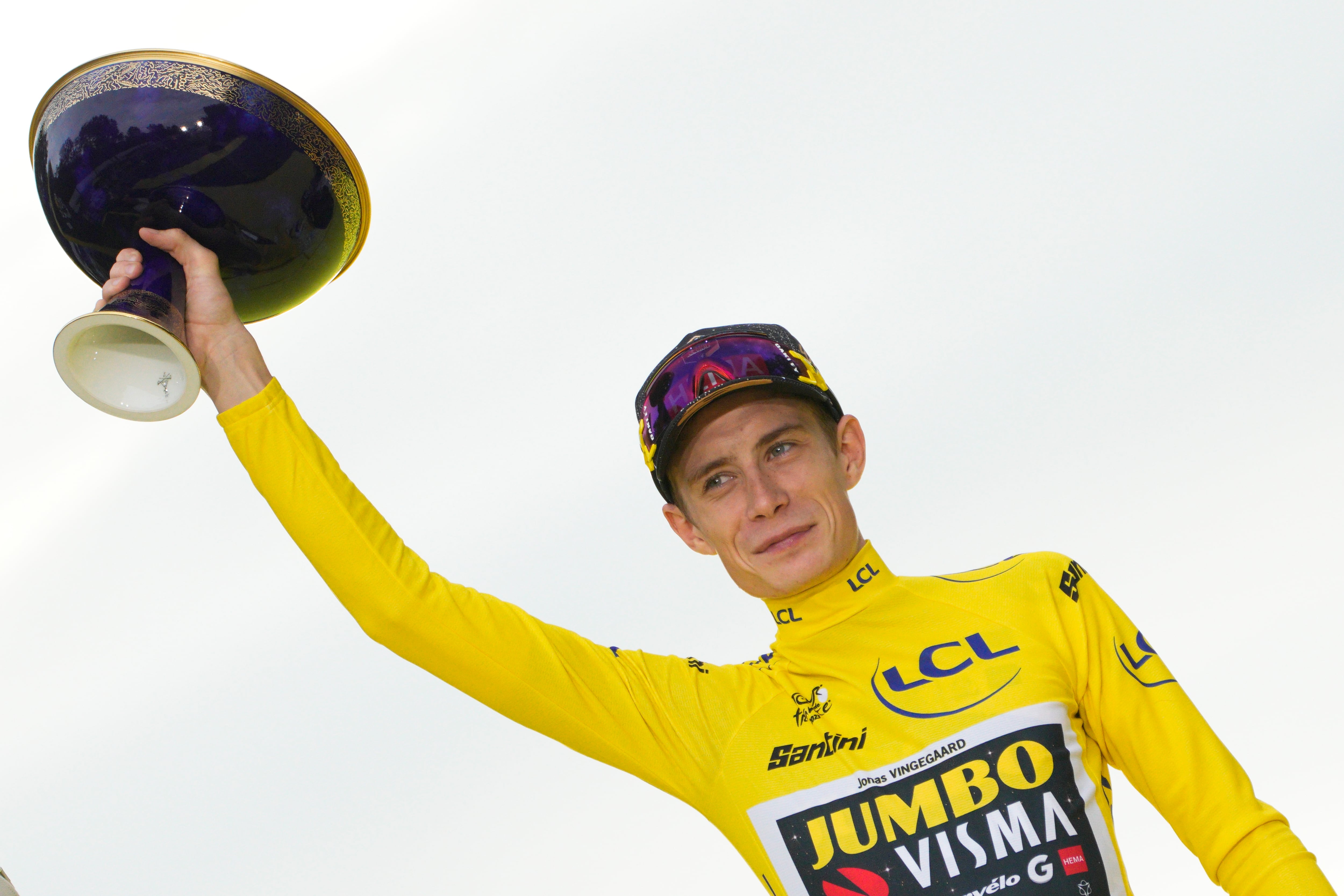 El ganador del Tour de Francia, el danés Jonas Vingegaard, con la camiseta amarilla de líder general, celebra en el podio después de la vigésima primera etapa de la carrera ciclista del Tour de Francia de más de 115 kilómetros (71,5 millas) con inicio en Saint-Quentin-en-Yvelines y final en la avenida de los Campos Elíseos en París, Francia, el domingo 23 de julio de 2023. (Foto AP/Daniel Cole)