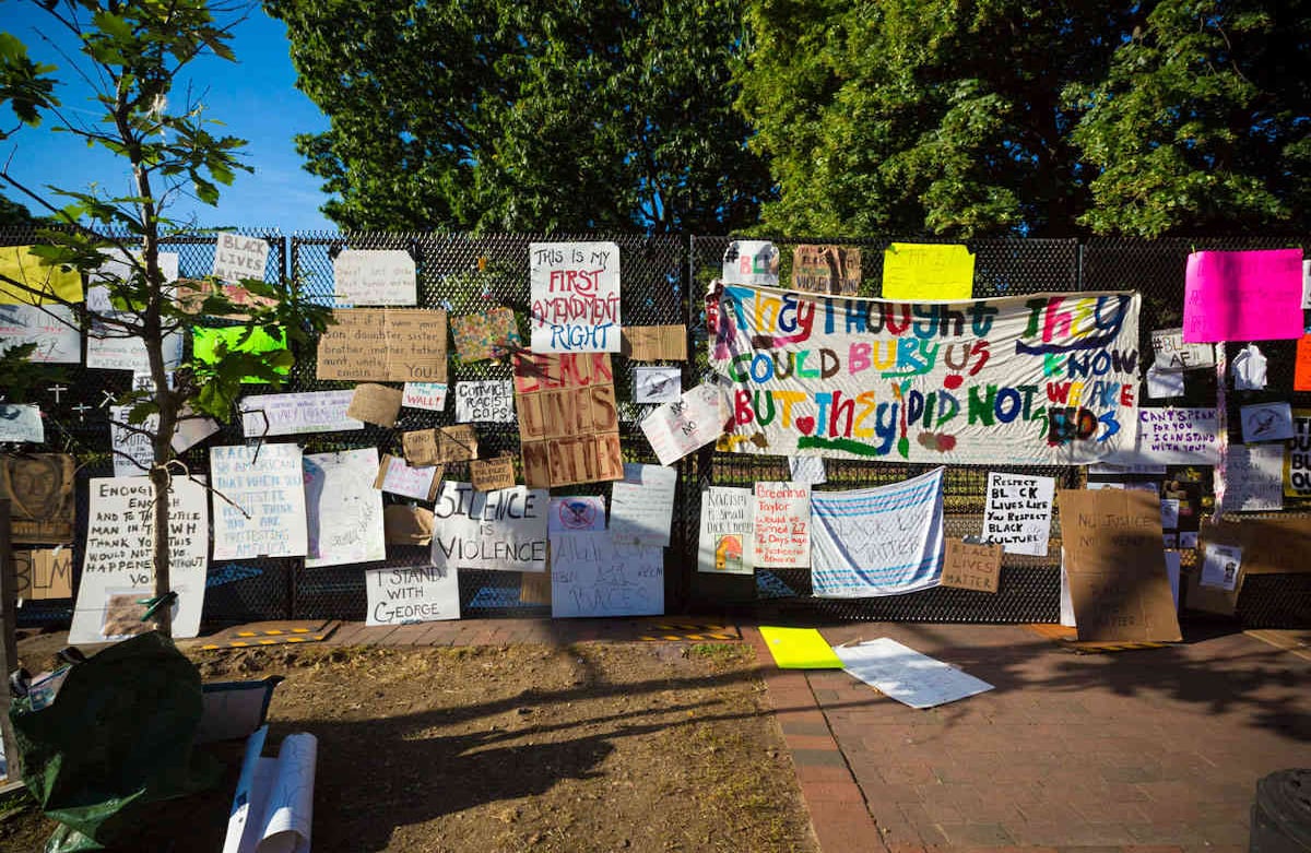 Cientos de letreros y objetos dejados en el transcurso de varios días sobre la reja que rodea Lafayette Square y la Casa Blanca con mensajes de protesta referentes a la brutalidad policial y a las muertes de George Floyd y de tantos otros afroamericanos que han muerto a manos de la policía. Imagen tomada el 09 de Junio de 2020 Washington DC – Foto: María Luz Bravo