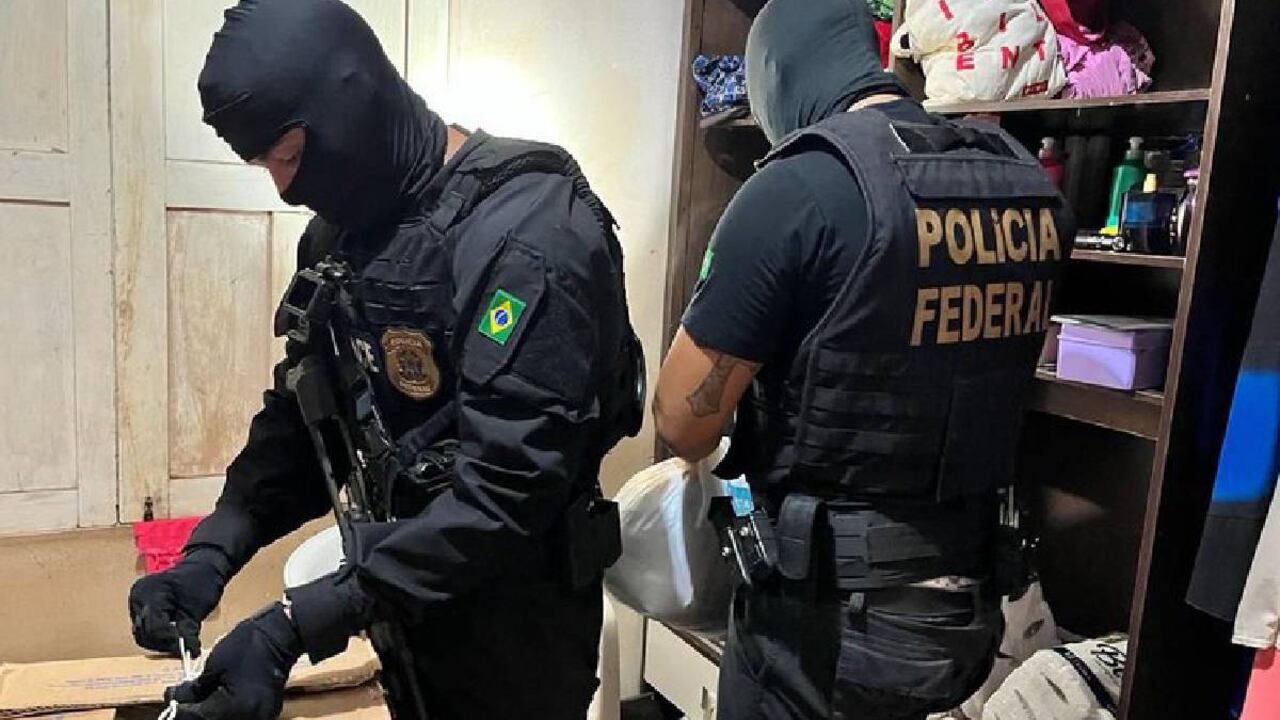 "La Policía está realizando arrestos y allanamientos contra esa banda. Felicito a los equipos de la Policía por el importante trabajo", escribió el ministro de Justicia en su cuenta de Twitter