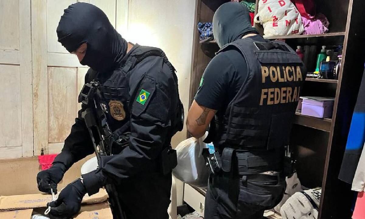 "La Policía está realizando arrestos y allanamientos contra esa banda. Felicito a los equipos de la Policía por el importante trabajo", escribió el ministro de Justicia en su cuenta de Twitter