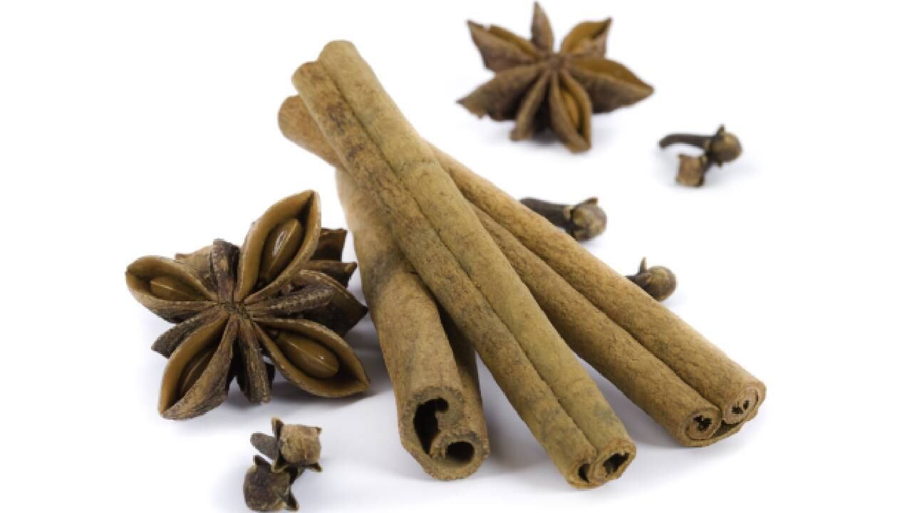 La canela ayuda a reducir el azúcar en la sangre y los clavos tiene propiedades analgésicas. Foto: Getyy images.