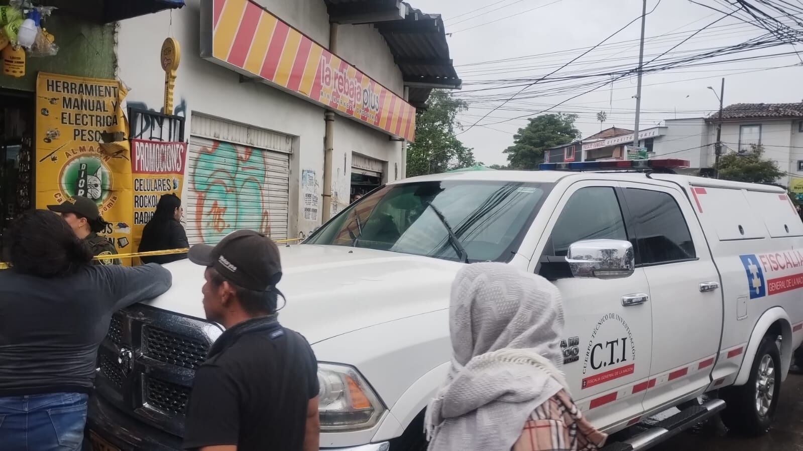 Las autoridades fueron las encargadas de recoger el cadáver de esta parte del barrio Bolívar y trasladarlo a la sede de Medicina Legal.