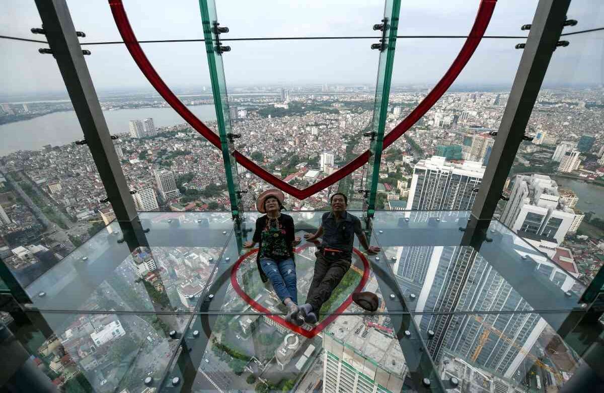 19 de junio - Una pareja posa para fotos en la plataforma de observación Skywalk en Lotte Center en Hanoi. FOTO: Manan VATSYAYANA / AFP