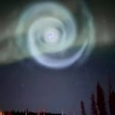 Espiral azul aparece en medio de auroras boreales en Alaska.