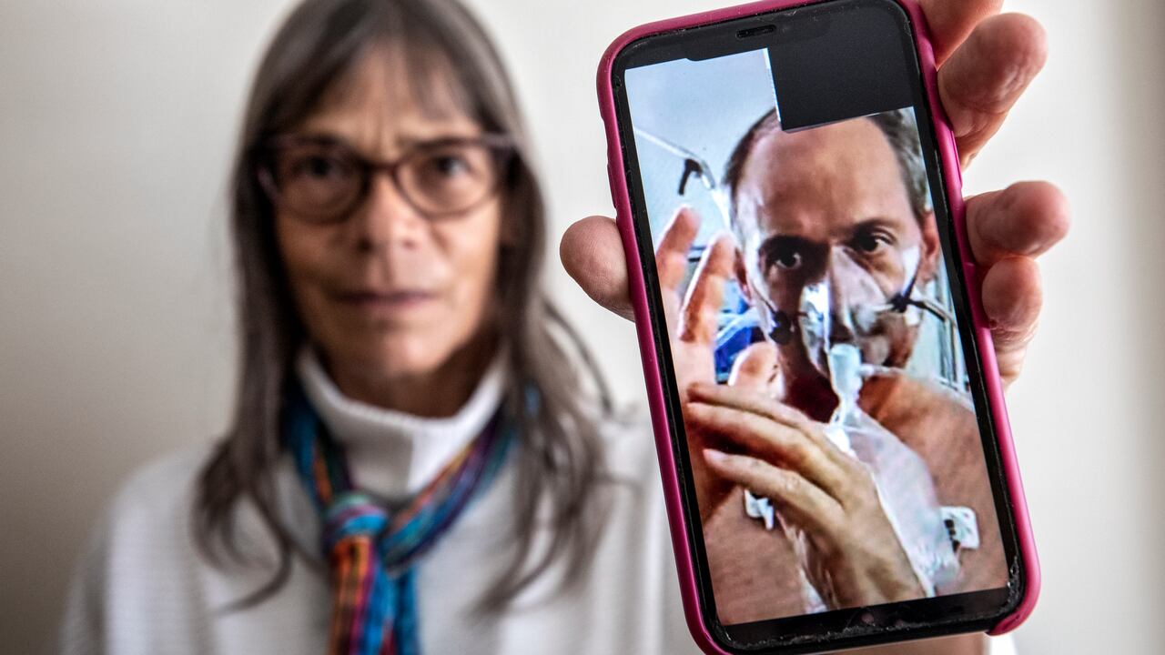 La experiencia de Ruth Antolínez al tener a su hermano en una UCI por Covid-19 fue dolorosa y triste. Dependia de los informesmdicos diarios que recibia por videollamada del médico. Unos días el dictamen era mejor que otros.
Bogotá Enero 20 de 2022.
Foto: Juan Carlos Sierra-Revista Semana.