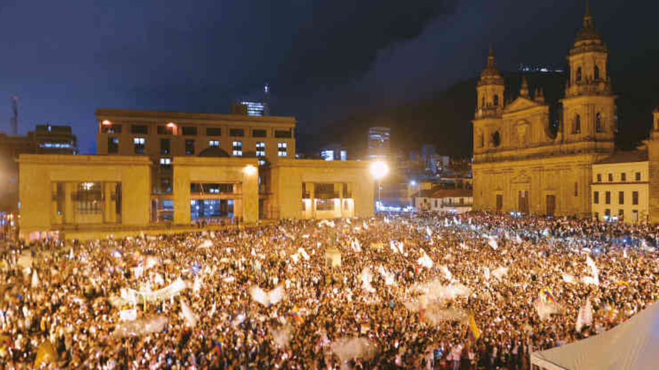 Más de 30.000 jóvenes, tanto del Sí como del No, se tomaron la plaza de Bolívar en un acto de reconciliación para acabar con la polarización en la que quedó sumido el país luego del plebiscito.