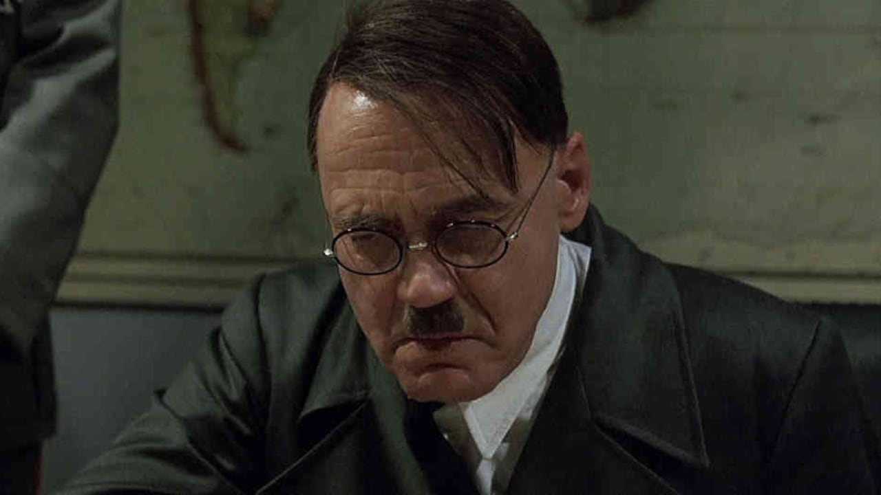 Bruno Ganz, como Adolf Hitler, en la escena que lo inmortalizó