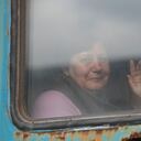 Una mujer saluda desde un vagón de tren para ser evacuado a Rusia, en la estación ferroviaria de Debaltseve, el territorio controlado por militantes prorrusos, en el este de Ucrania. Foto AP/Alexei Alexandrov