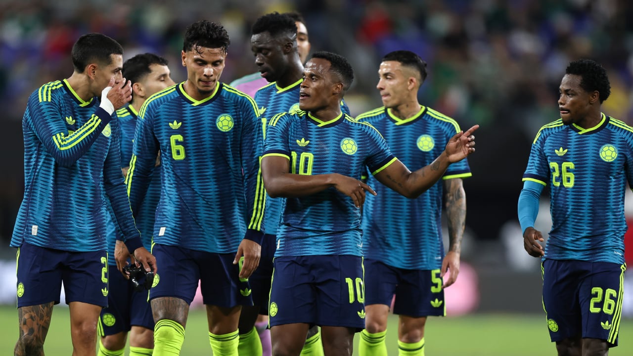 Jhon Arias y Richard Ríos conversan junto a otros jugadores de la Selección Colombia