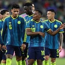 Jhon Arias y Richard Ríos conversan junto a otros jugadores de la Selección Colombia