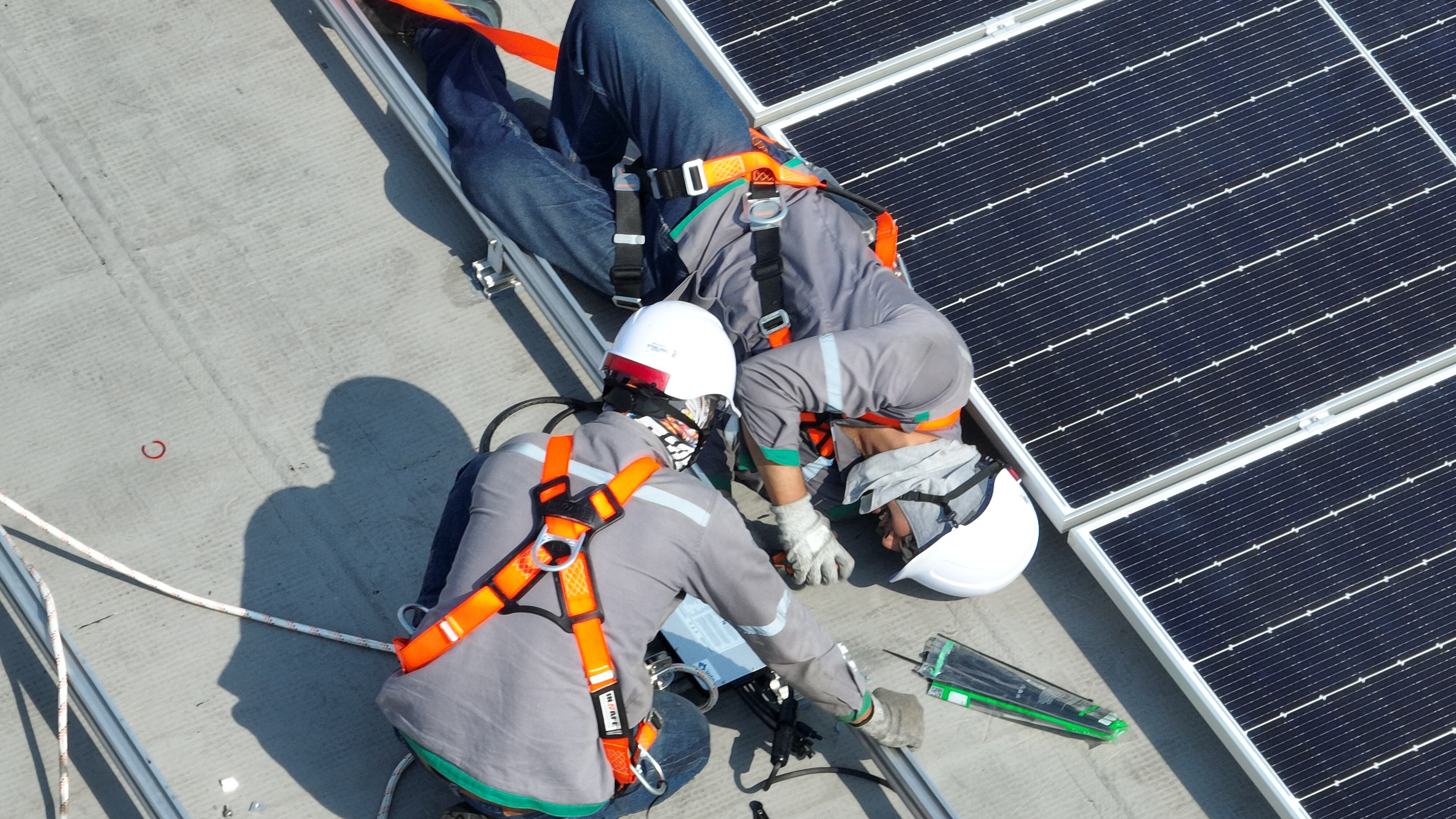 Una de las soluciones creadas por ESSA consiste en la instalación de paneles solares y el aprovechamiento de la energía que se genera por esta vía por parte de los usuarios.