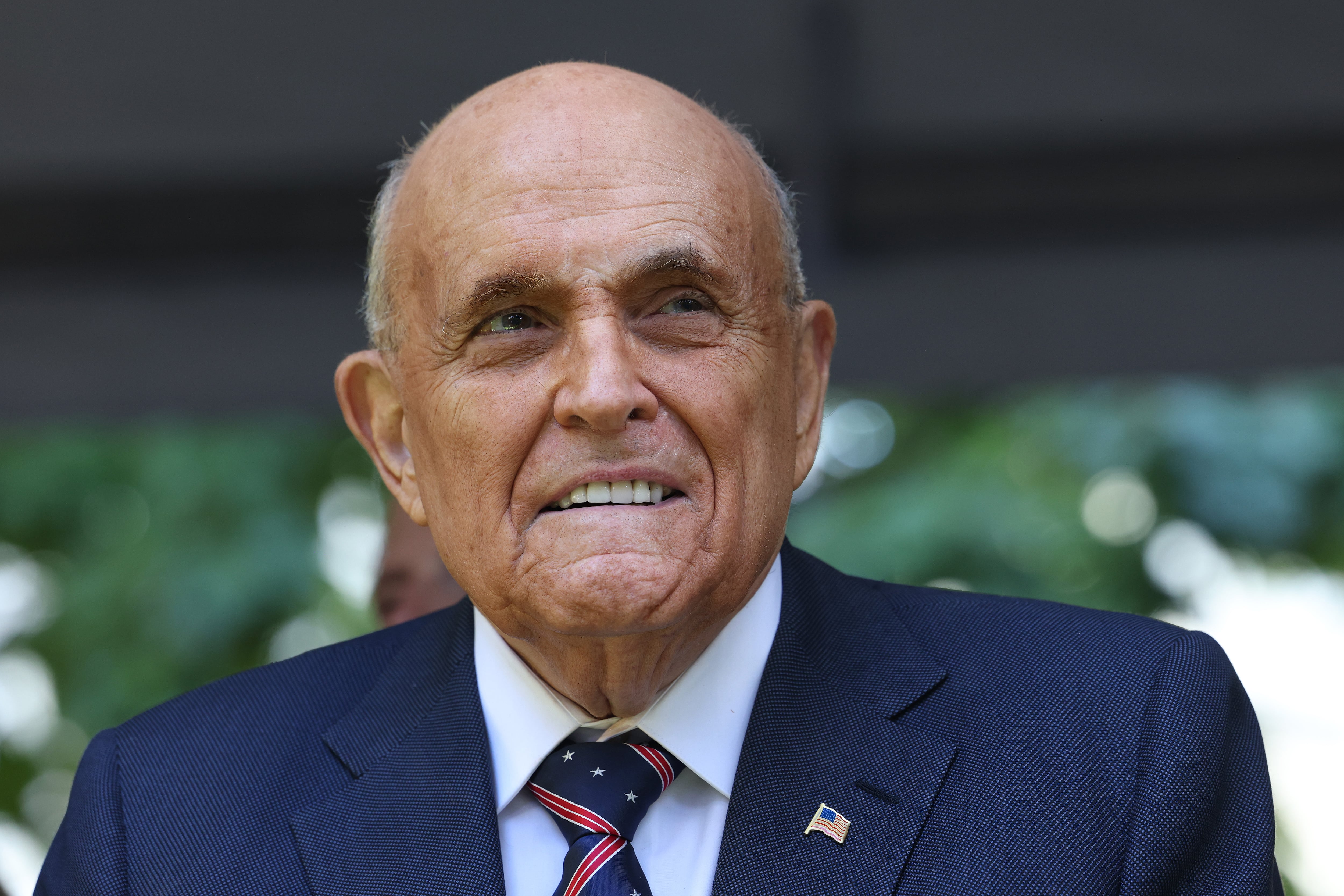 El exalcalde de Nueva York, Rudy Giuliani, asiste a la ceremonia anual de conmemoración del 11-S en el Museo y Monumento Nacional del 11-S el 11 de septiembre de 2024 en la ciudad de Nueva York.