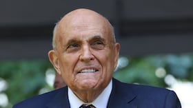 El exalcalde de Nueva York, Rudy Giuliani, asiste a la ceremonia anual de conmemoración del 11-S en el Museo y Monumento Nacional del 11-S el 11 de septiembre de 2024 en la ciudad de Nueva York.