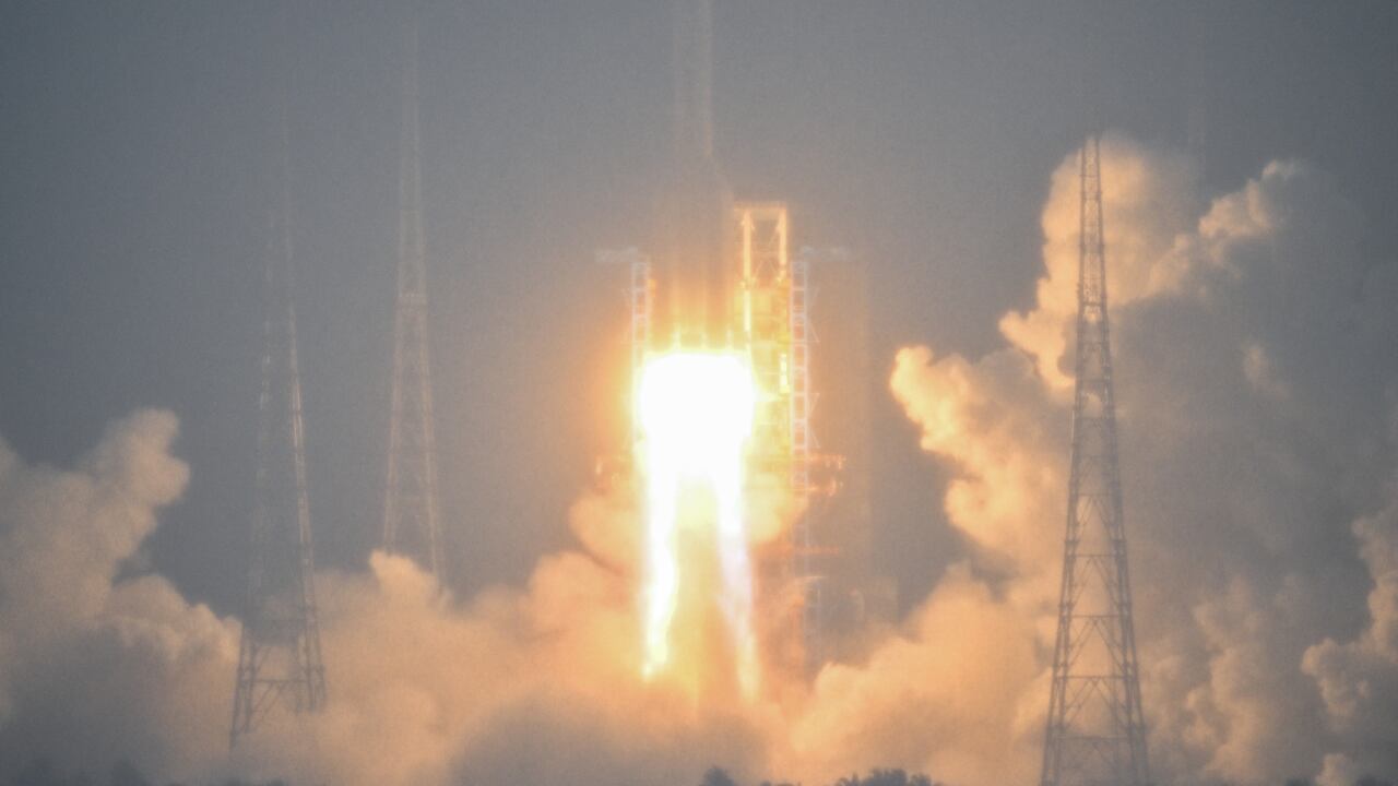 Un cohete Gran Marcha 5, que transporta la sonda lunar de la misión Chang'e-6