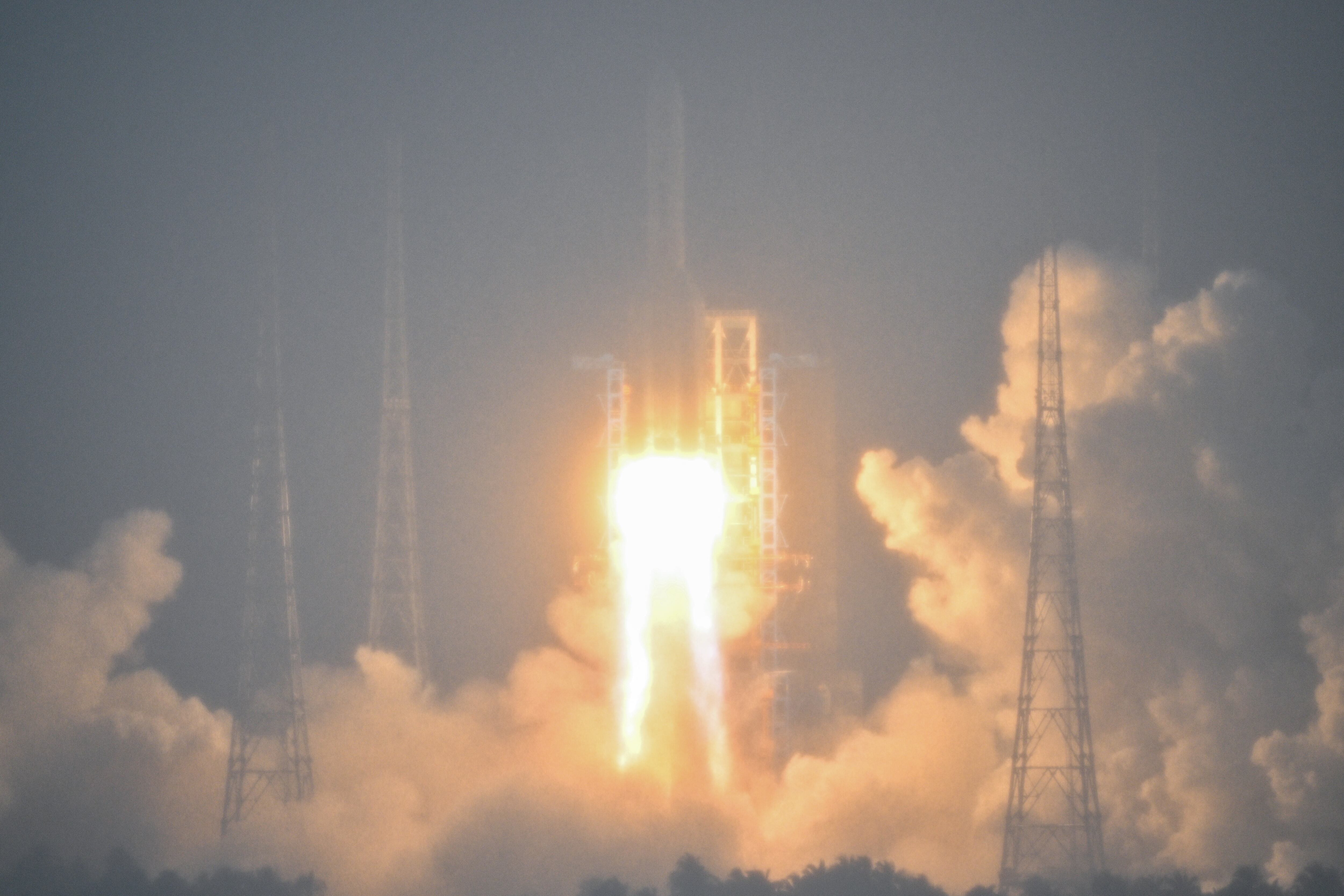 Un cohete Gran Marcha 5, que transporta la sonda lunar de la misión Chang'e-6