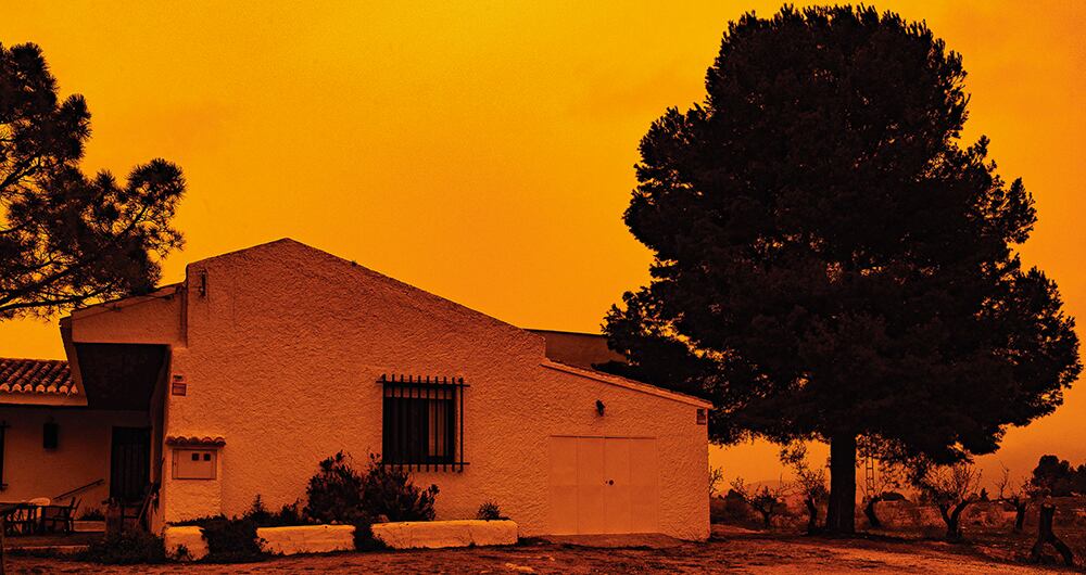 El cielo de varias ciudades europeas quedó pintado de naranja luego del fenómeno metereológico 