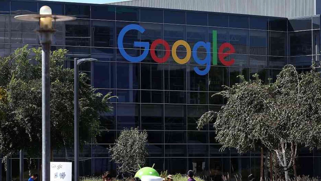 Por su parte, el gigante tecnológico chino Huawei anunció que va a implementar su sistema operativo HarmonyOS en sus teléfonos a partir de 2021 y dejaría de depender de Google, ante las prohibiciones por parte de EE. UU. que le impiden adoptar la tecnología Android.