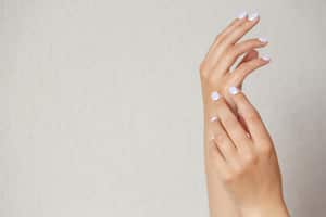 Obtenga uñas más resistentes y hermosas de forma natural con esta poderosa combinación: leche y jugo de limón.