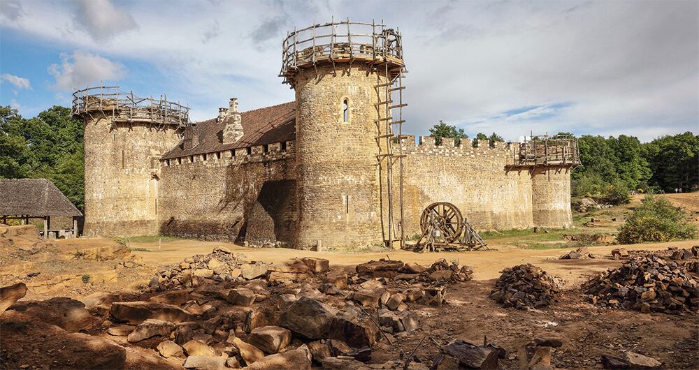 Muchos tildaron el proyecto de ser un parque de diversiones. Sus colaboradores han probado con trabajo y método que es posible reconstruir la gloria de la catedral. 
