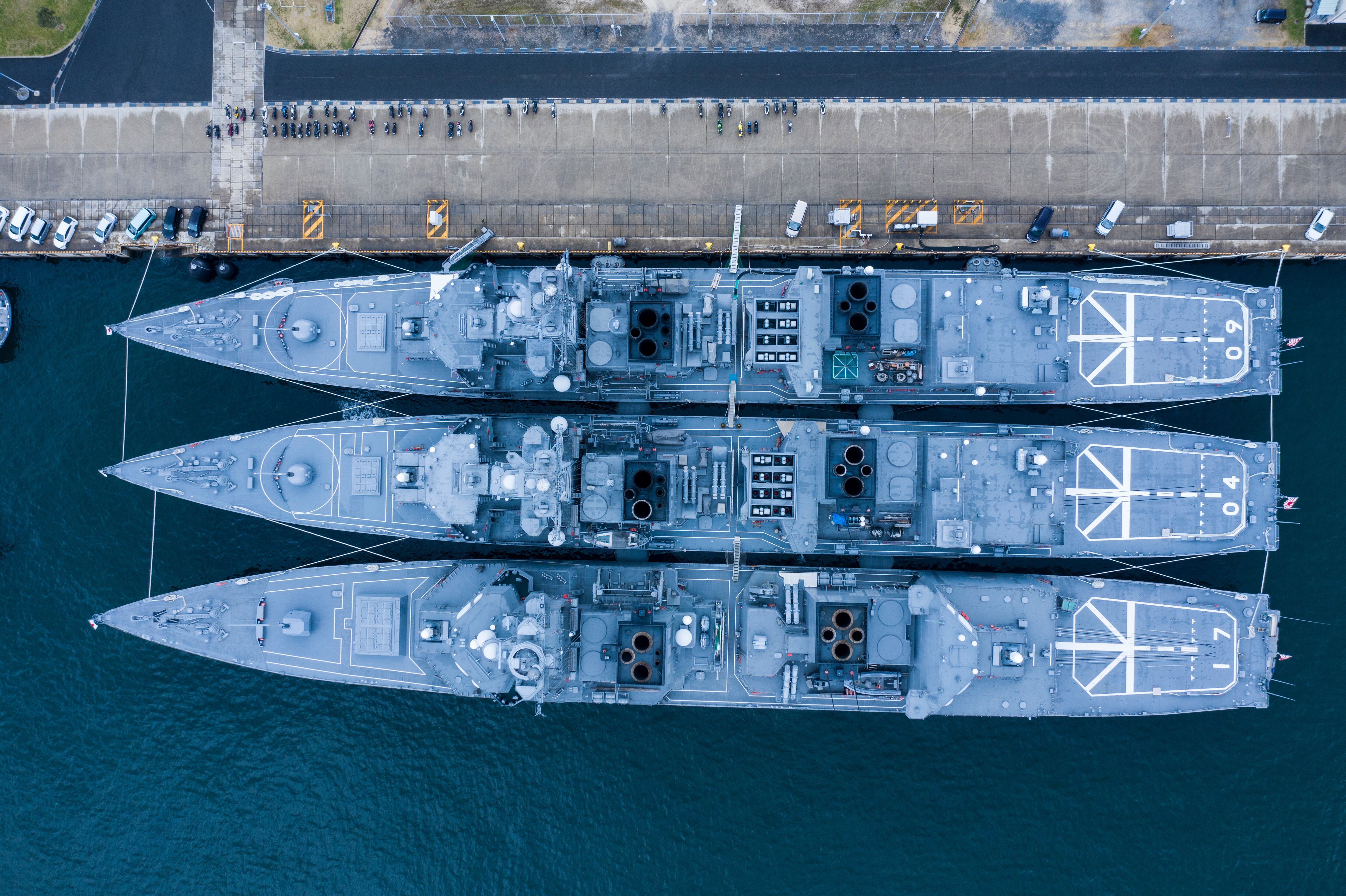 La Armada española cuenta actualmente con una fuerza de aproximadamente 60 a 97 buques en servicio activo.