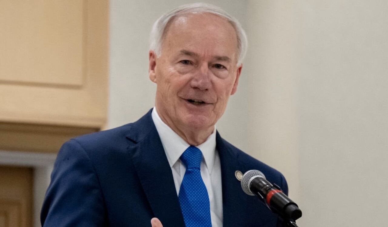 Asa Hutchinson gobernó Arkansas entre 2015 y 2023 y durante su mandato firmó una ley que prohíbe el aborto en todos los casos, salvo cuando la vida de la madre esté en peligro.