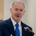 Asa Hutchinson gobernó Arkansas entre 2015 y 2023 y durante su mandato firmó una ley que prohíbe el aborto en todos los casos, salvo cuando la vida de la madre esté en peligro.