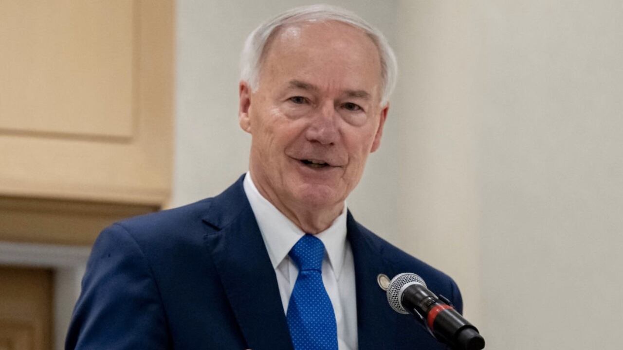 Asa Hutchinson el candidato republicano que sin miedo pide que la justicia aplique como deba ser correcto contra Donald Trump.
