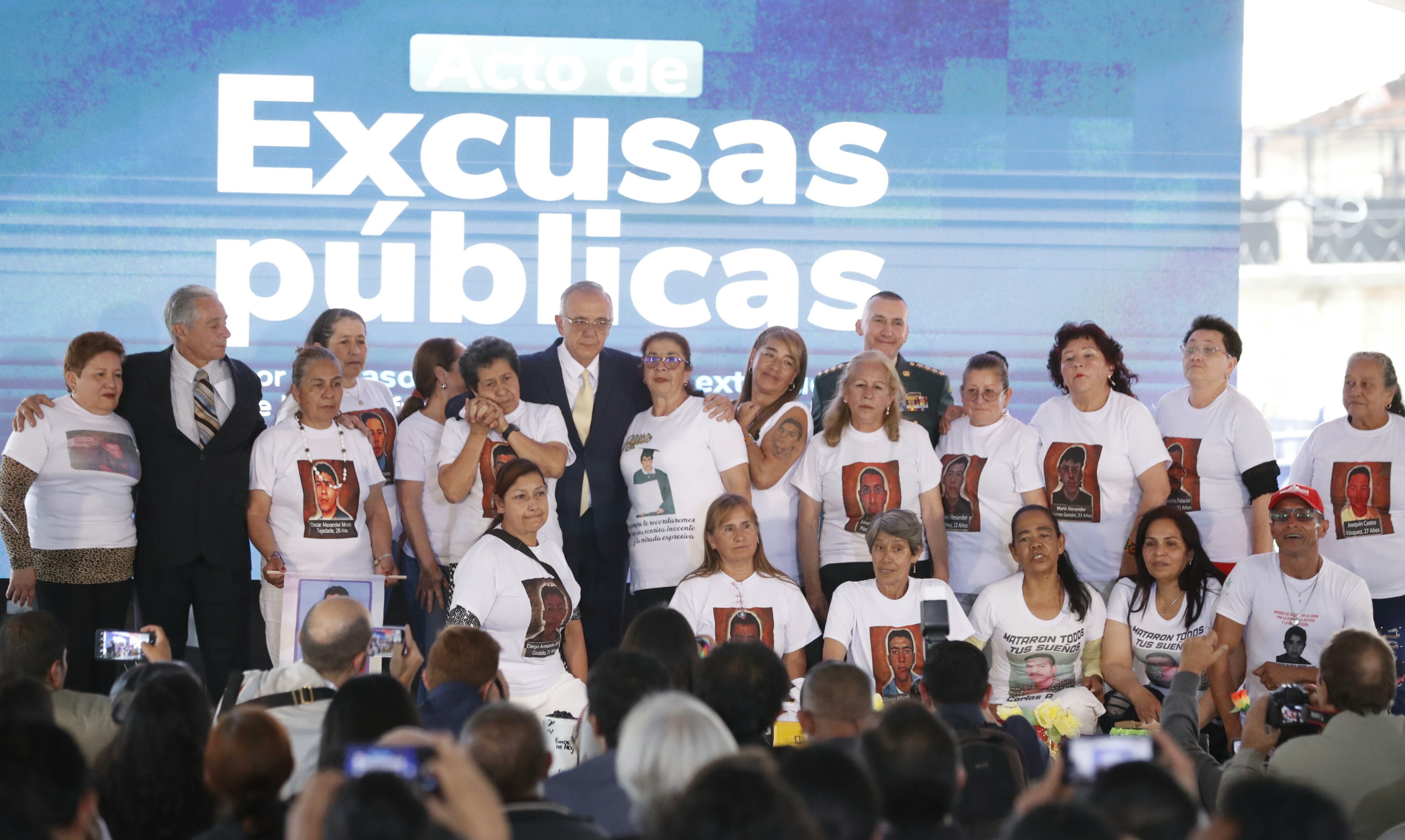 Acto de Excusas Públicas por los casos de ejecuciones extrajudiciales de las que fueron víctimas jóvenes residentes en Bogotá y Soacha. Plaza de Bolívar