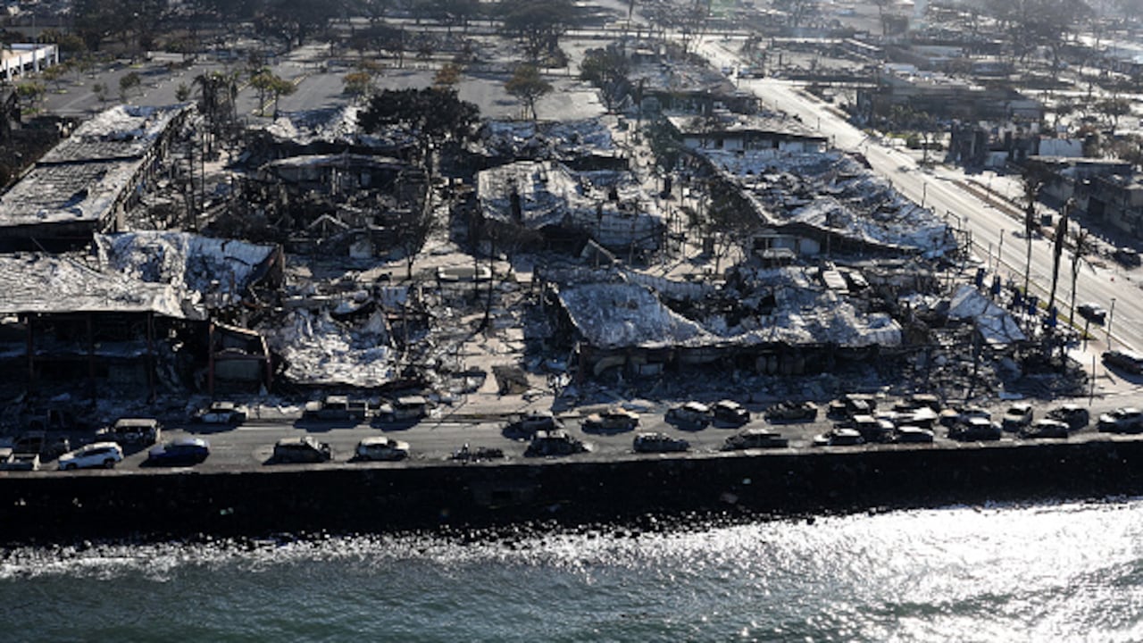 En una vista aérea, los autos destruidos por un incendio forestal se alinean en Front Street el 11 de agosto de 2023 en Lahaina, Hawaii. Decenas de personas murieron y miles fueron desplazadas después de que un incendio forestal impulsado por el viento devastara la ciudad de Lahaina el martes. Los equipos continúan buscando a las personas desaparecidas. (Foto de Justin Sullivan/Getty Images)
