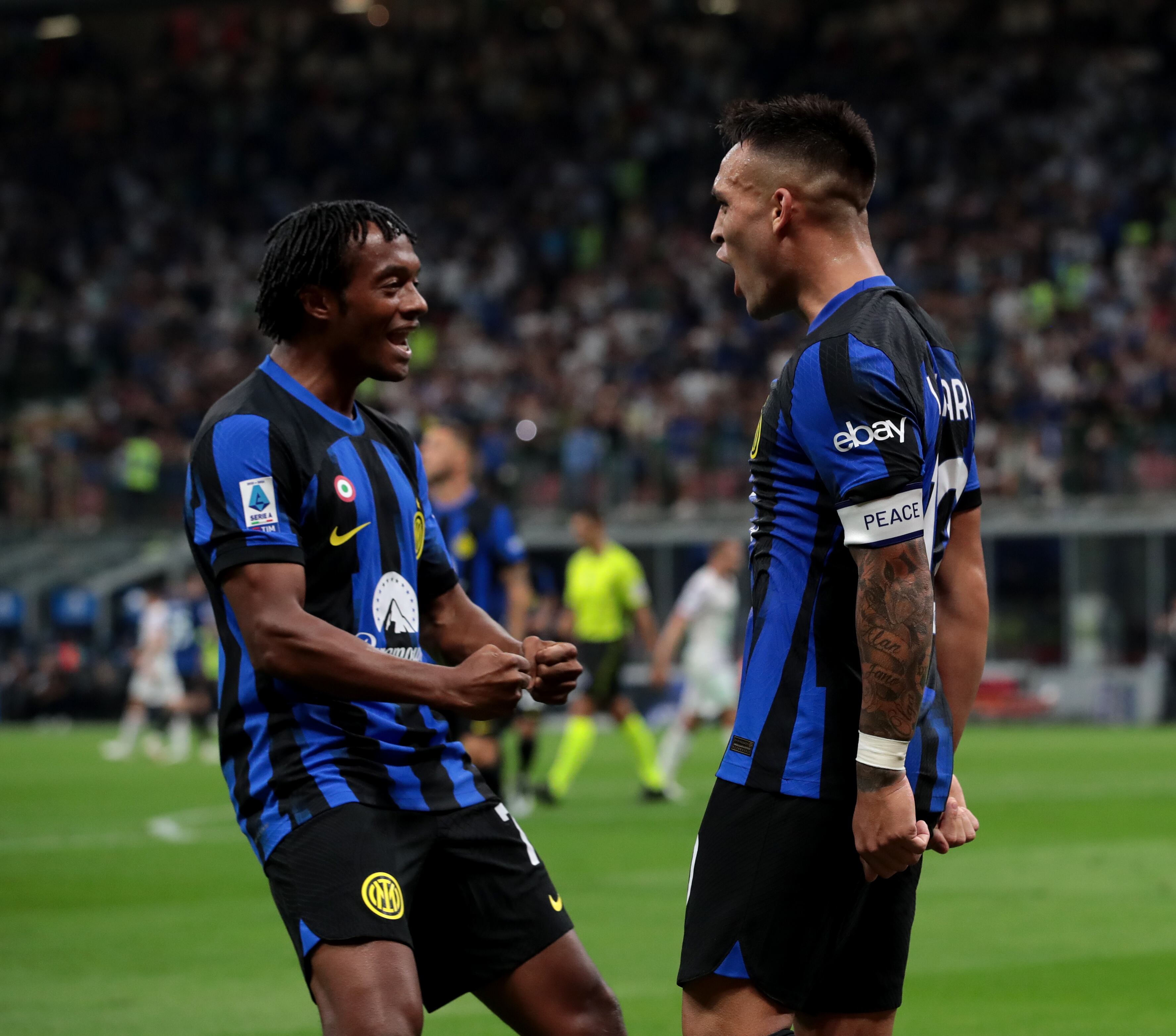 Juan Cuadrado celebrando con Lautaro Martínez.