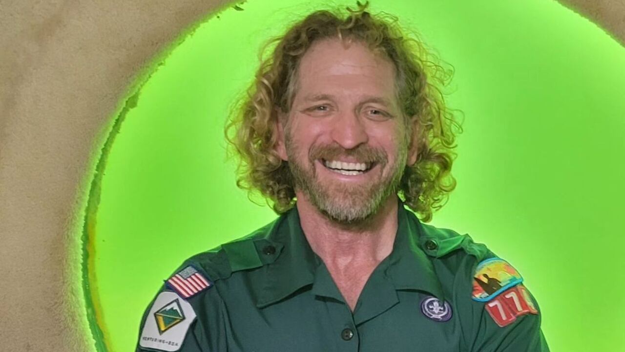 El hombre estuvo al interior de una cápsula que duró sumergida 93 días.