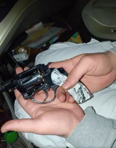 Pistola que usaban los delincuentes