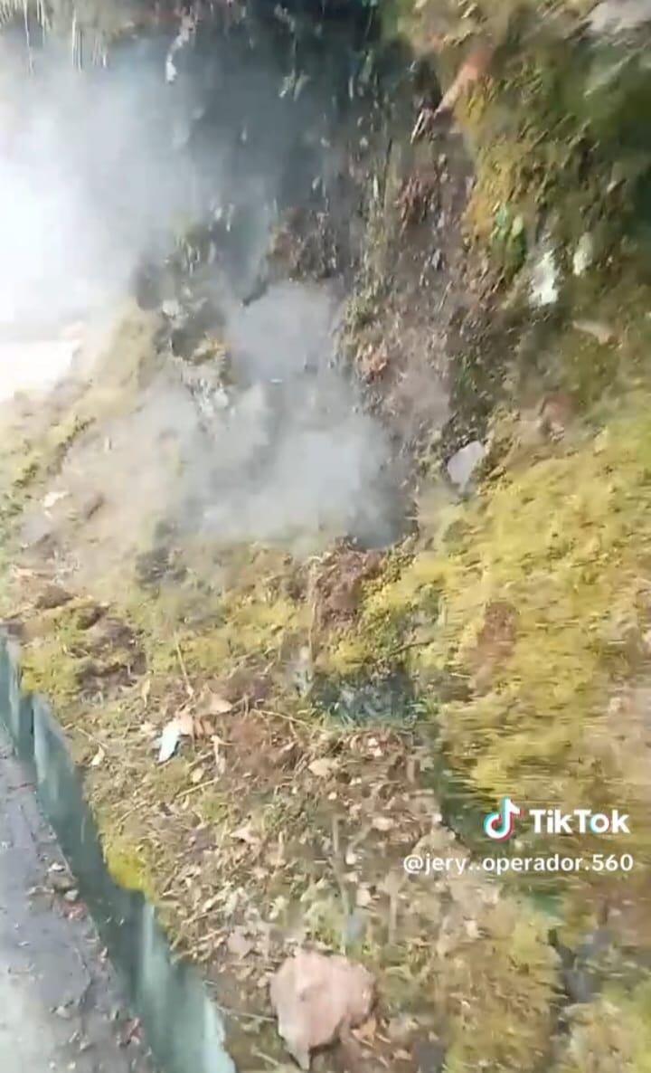 Cerro Bravo es un estratovolcán compuesto por varias capas de lava endurecida y piroclastos