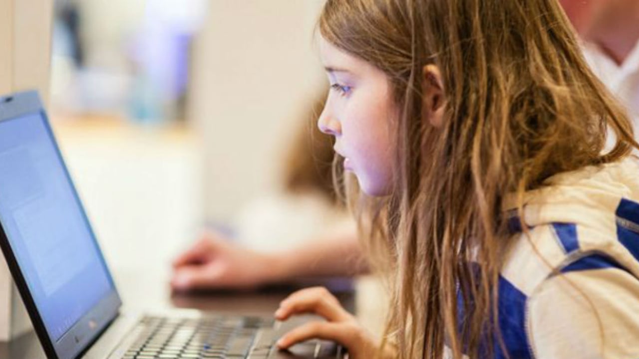 Betsy, de siete años, es aficionada a la tecnología y aceptó el reto que le propusieron.