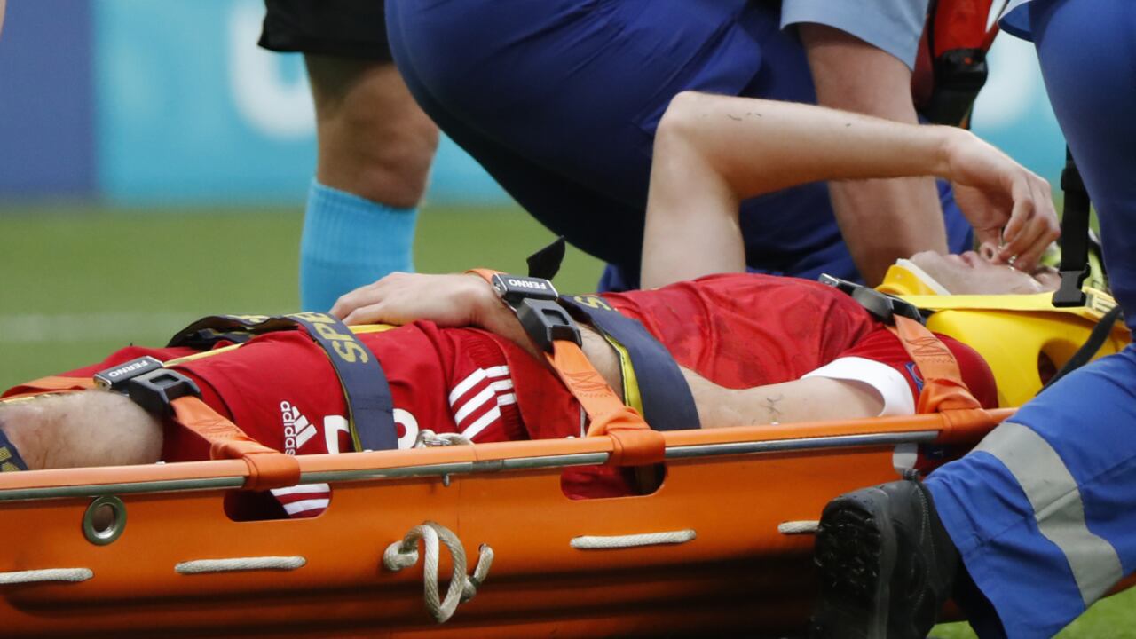 Mario Fernandes tras su caída en el juego ante Finlandia