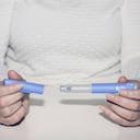 Pluma inyectable de insulina o cartucho de insulina para diabéticos. Equipo médico para padres diabéticos. Mujer sosteniendo una pluma de inyección para diabéticos.