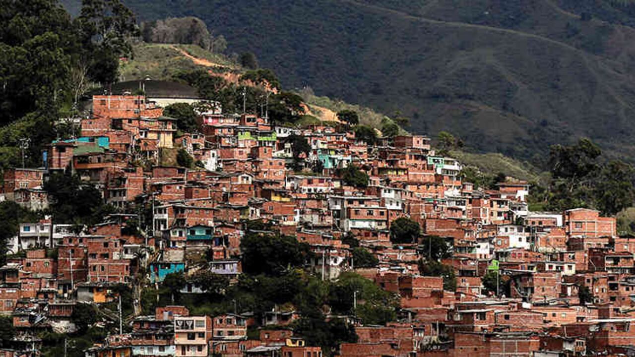 "Los lugares de la memoria son la verdadera patria. Entre más pasan los años, más cercanos a ella nos sentimos", escribe Gilmer Mesa. Foto: Joaquín Sarmiento/AFP.