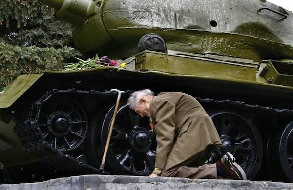 Un veterano tanquista ruso de la segunda guerra mundial encuentra su tanque, 60 años después, convertido en pieza de museo al aire libre.