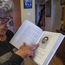 Krystyna Budnicka, una sobreviviente del Holocausto de 88 años y miembro de la Asociación de Niños del Holocausto, señala una foto de sí misma con motivo de la conmemoración en Varsovia, Polonia. Budnicka nació en 1932 en una familia judía con muchos hijos, que residía en la plaza Muranowski, una vez conocida como el Barrio Norte, que fue el centro de la vida judía antes de la Segunda Guerra Mundial. Tras vivir en el gueto de esa ciudad, búnkers y alcantarillas durante el Levantamiento de Varsovia, ella es la única sobreviviente de una familia de 10. Recientemente, Krystina superó la covid-19, lo que le dio la fuerza para presentar sus respetos a las víctimas del Holocausto y sus familiares. Foto: Omar Marques / Getty Images.