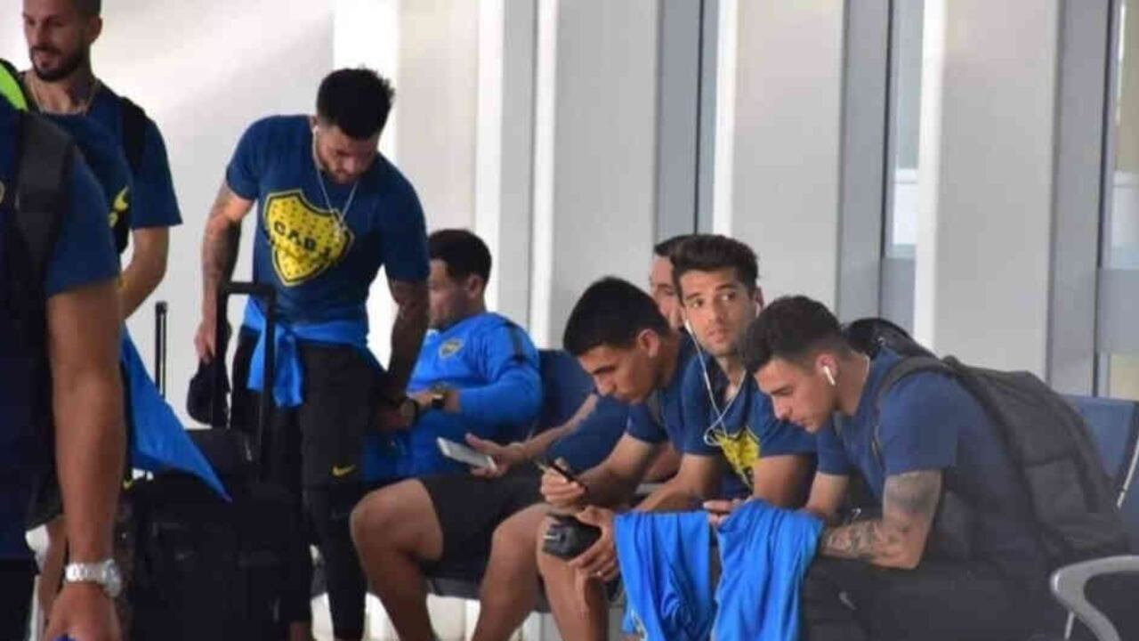 El equipo argentino a la espera de abordar el vuelo hacia Ibagué