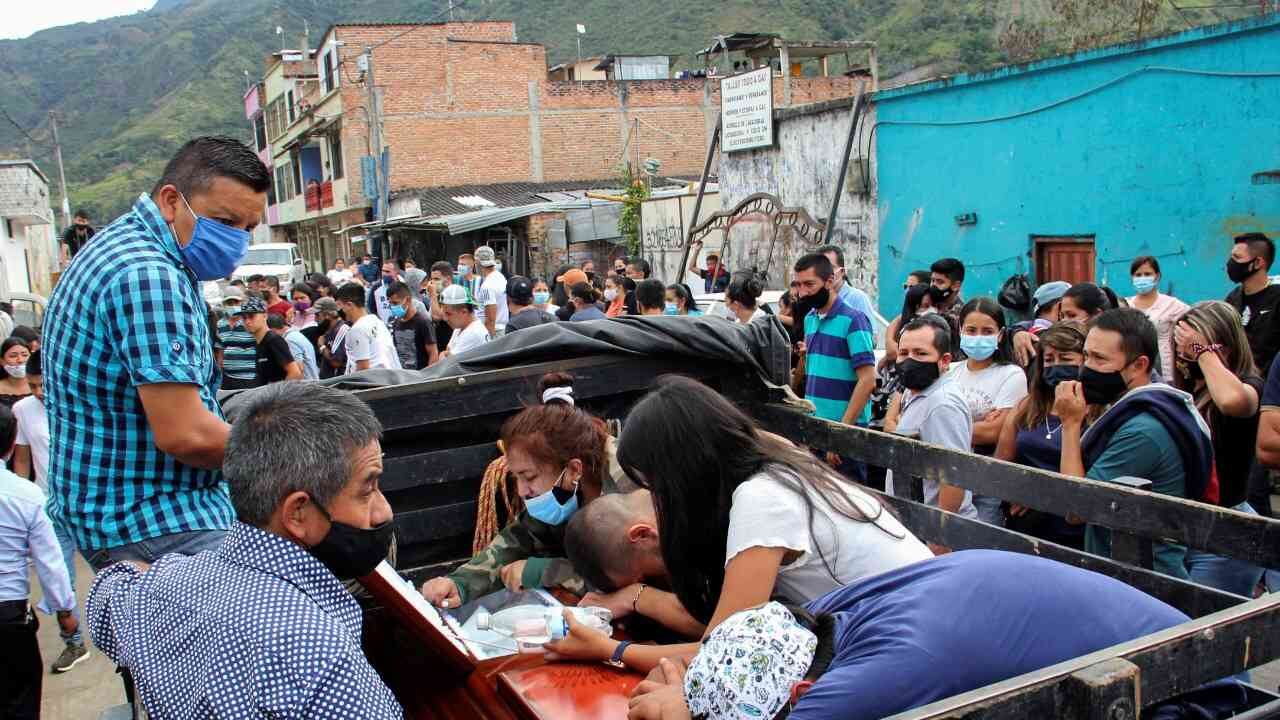Las dolorosas imágenes de los familiares de las víctimas de la masacre en Samaniego (Nariño).