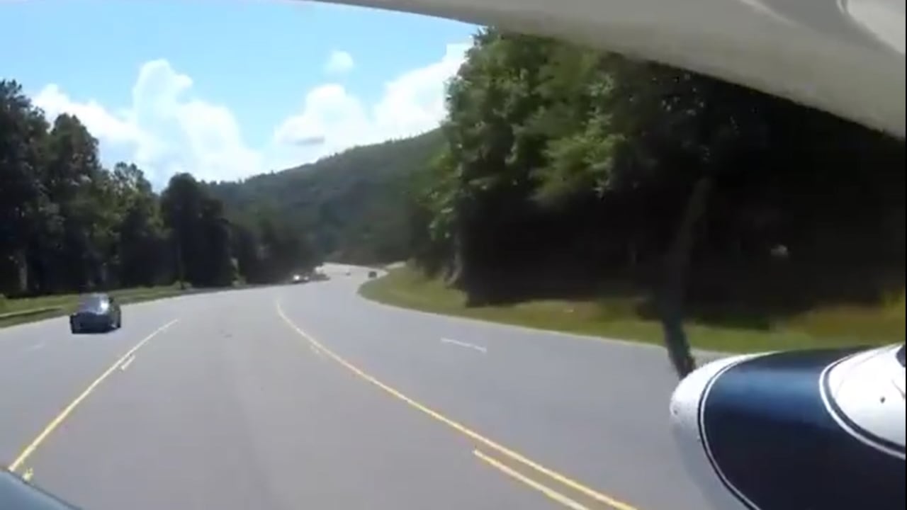 Avioneta aterrizó de emergencia en una carretera de EE. UU.