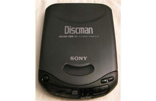 Un poco más aparatoso que el Walkman, el Discman permitía escuchar CD en cualquier lugar. El excesivo consumo de batería, el espacio que ocupaba y la sensibilidad que ponía a saltar los discos en cualquier momento, le dieron pocos años de protagonismo.