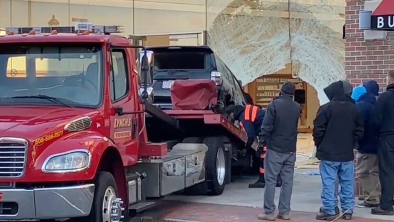 Las autoridades del estado de Massachusetts investigan el incidente que se registró cuando un vehículo irrumpió contra el escaparate de una tienda de la empresa electrónica Apple en la localidad de Hingham.
