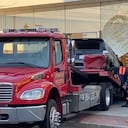 Las autoridades del estado de Massachusetts investigan el incidente que se registró cuando un vehículo irrumpió contra el escaparate de una tienda de la empresa electrónica Apple en la localidad de Hingham.