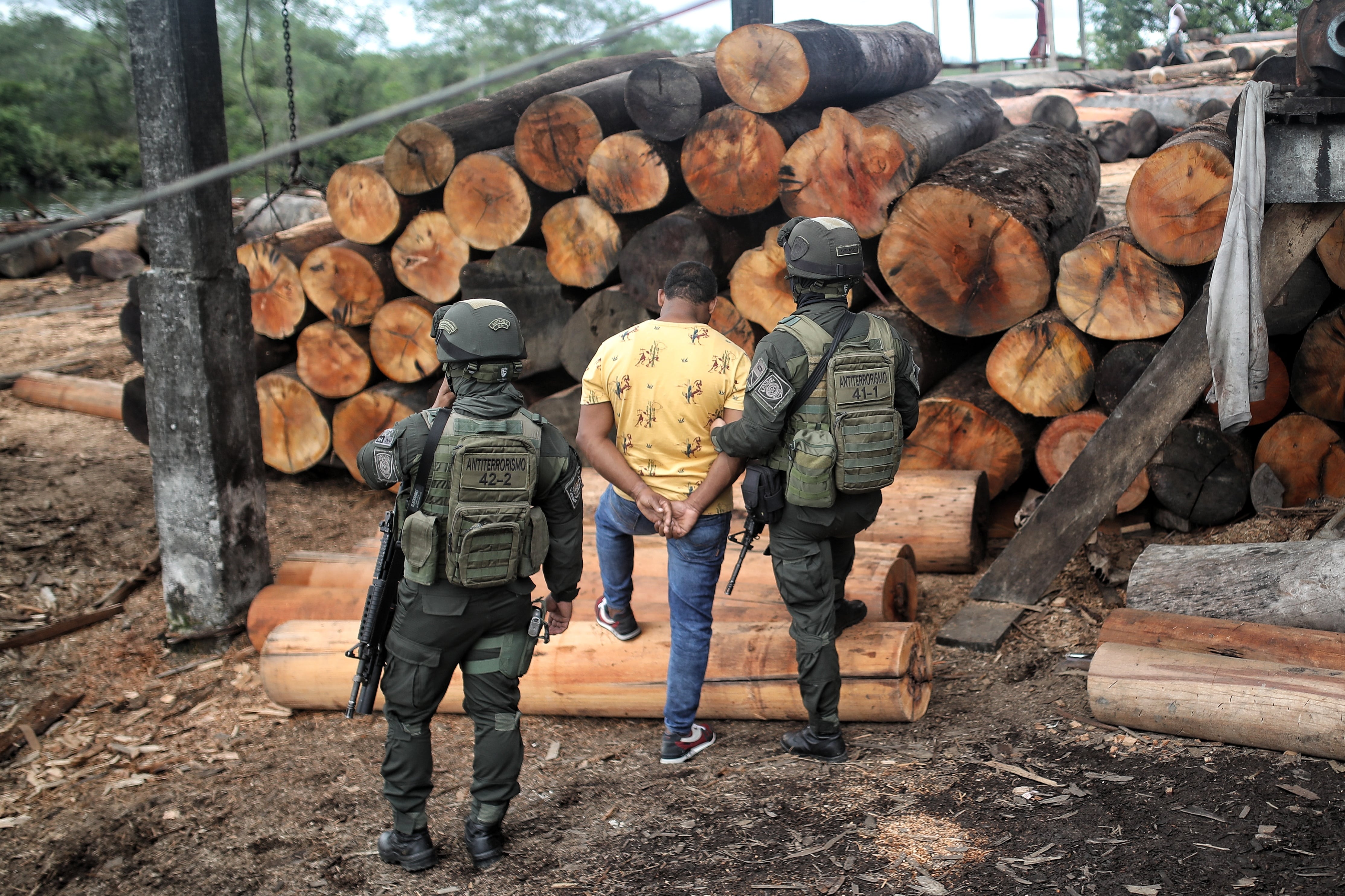 FOTO: ESTEBAN VEGA LA-ROTTA
OPERATIVO DE LA POLICIA NACIONAL PARA MITIGAR EL TRAFICO DE MADERA EN BUENAVENTURA
MADERA ILEGAL 
DEFORESTACION
OPERACION ALIANZA PACÍFICO
REVISTA SEMANA
25 DE MAYO 2022