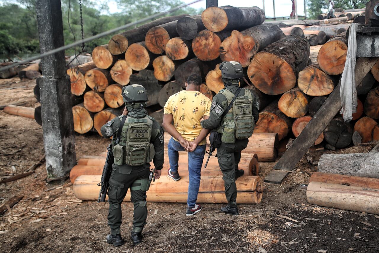 FOTO: ESTEBAN VEGA LA-ROTTA
OPERATIVO DE LA POLICIA NACIONAL PARA MITIGAR EL TRAFICO DE MADERA EN BUENAVENTURA
MADERA ILEGAL
DEFORESTACION
OPERACION ALIANZA PACÍFICO
REVISTA SEMANA
25 DE MAYO 2022