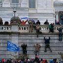 Los partidarios del presidente Donald Trump escalan el muro oeste del Capitolio de los Estados Unidos en Washington mientras intentan asaltar el edificio el 6 de enero de 2021, mientras dentro del Congreso se preparan para afirmar la victoria electoral del presidente electo Joe Biden. Foto AP / Jose Luis Magana