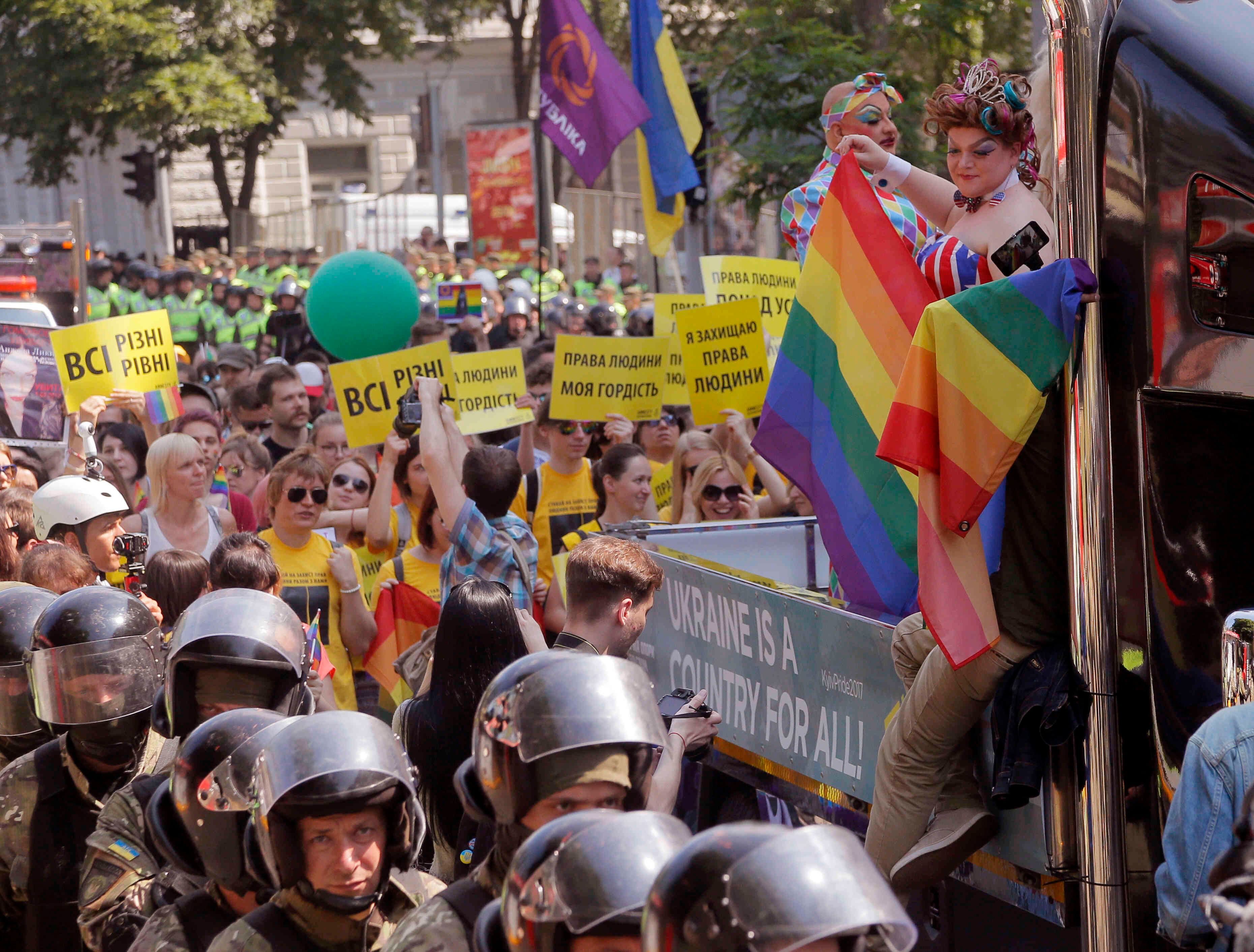 Los manifestantes en Ucrania marcharon protegidos por policía antimotines. Foto: AP