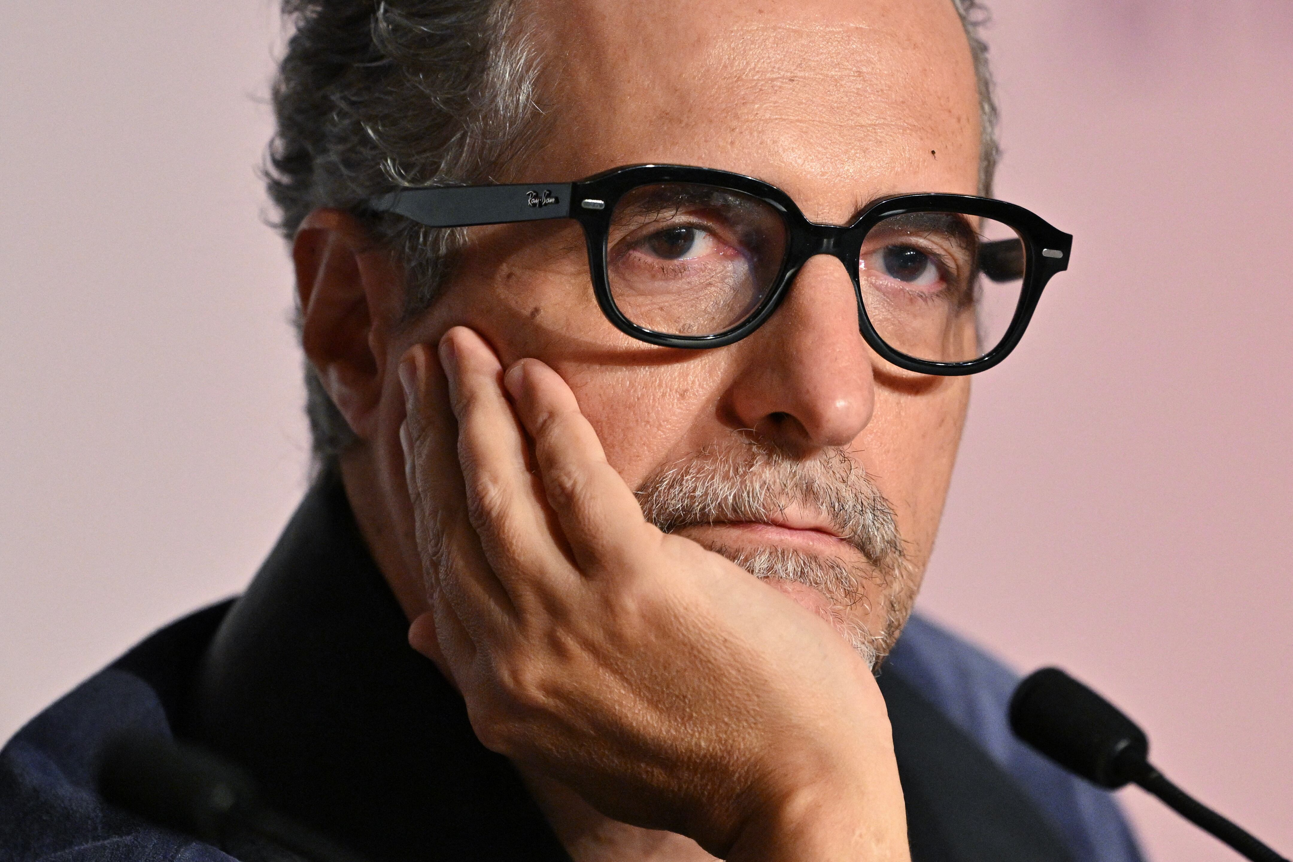 El director y guionista brasileño Kleber Mendonca Filho asiste a una conferencia de prensa para la película "O Agente Secreto" (El Agente Secreto) en la 78.ª edición del Festival de Cine de Cannes. Foto: Xavier GALIANA / AFP.